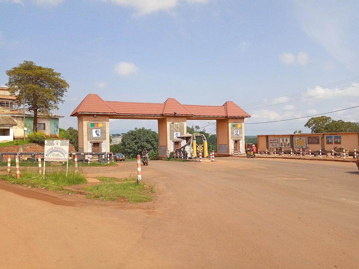 Die Stadteinfahrt von Foumban