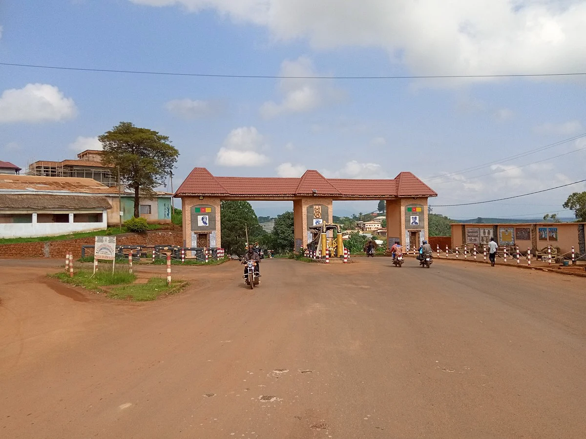 Die Stadteinfahrt von Foumban