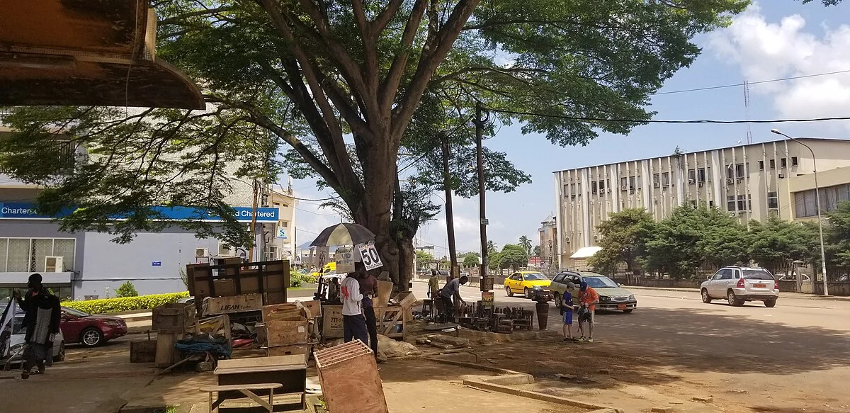 Kunsthandwerk am Straßenrand in Yaoundé
