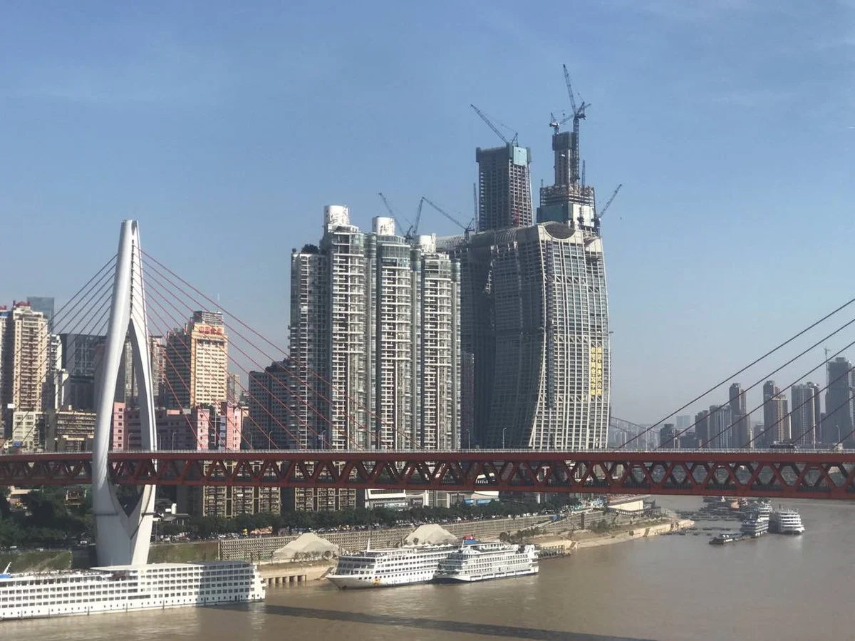Die Dongshuimen-Brücke über den Jangtse und die Raffles City