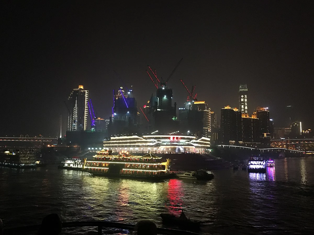 Bau der Raffles City in Chongqing bei Nacht