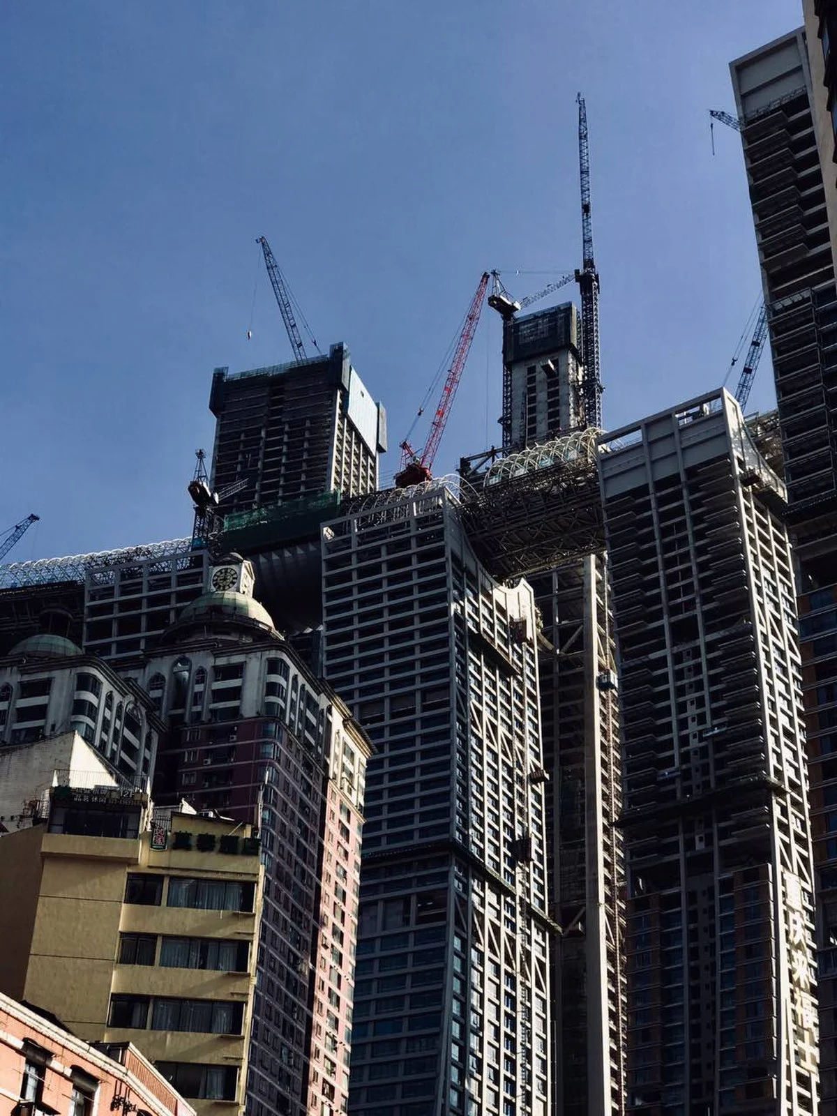 Die gläserne Verbindungsbrücke der Raffles City in Chongqing