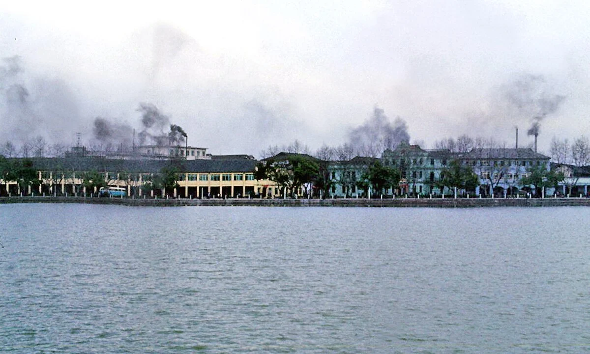 Gebäude am Ufer des Westsees in Hangzhou