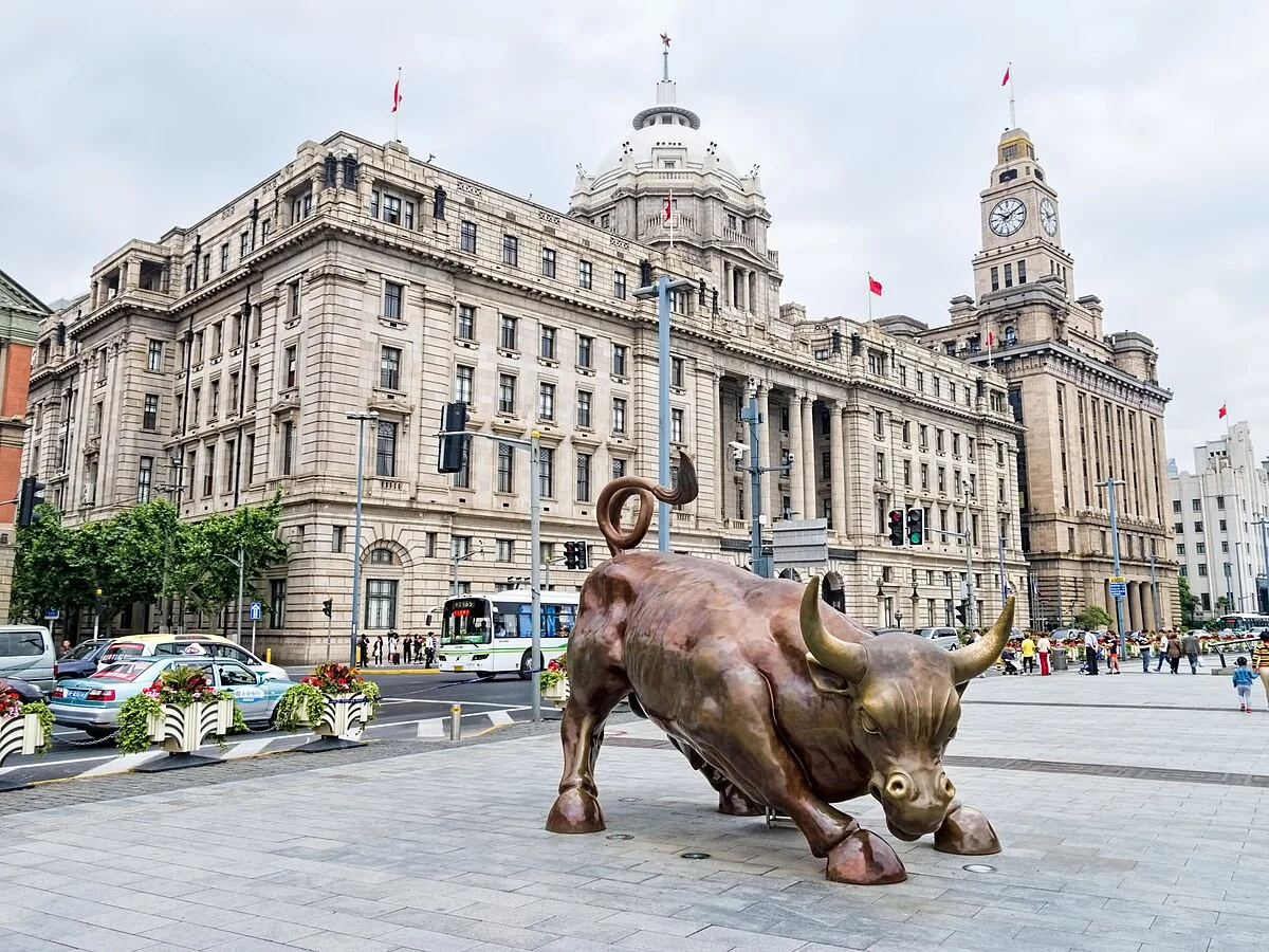 Die Bullenstatue am Bund Financial Square in Shanghai