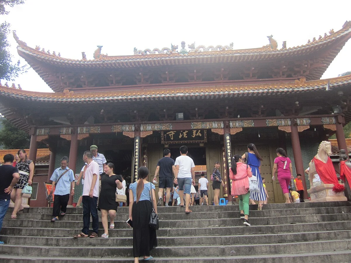 Das Tempeltor des Hongfa-Tempels in Shenzhen