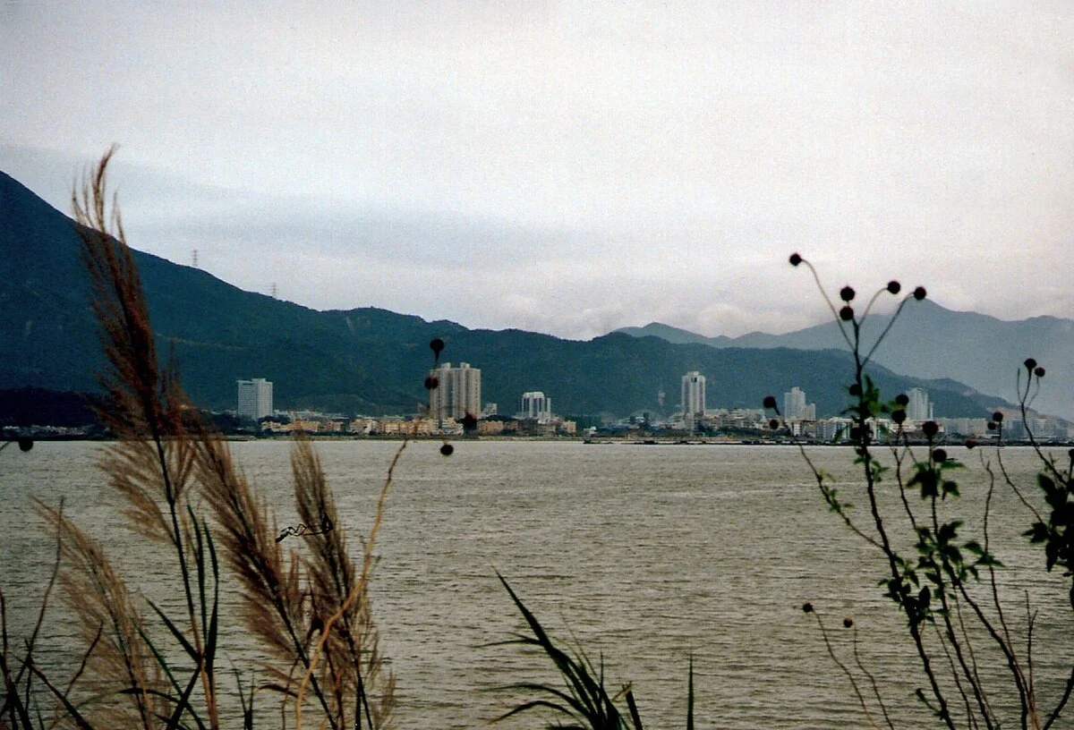 Damals, knapp vier Monate vor der Übergabe an die Volksrepublik China, war Hong Kong noch Britische Kronkolonie und der Blick nach Shenzhen…