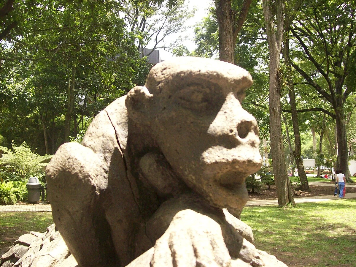 Skulptur im Botanischen Garten von Medellín