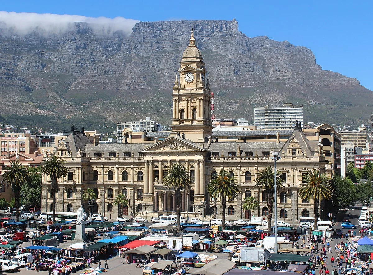Das Rathaus von Kapstadt vor dem Tafelberg