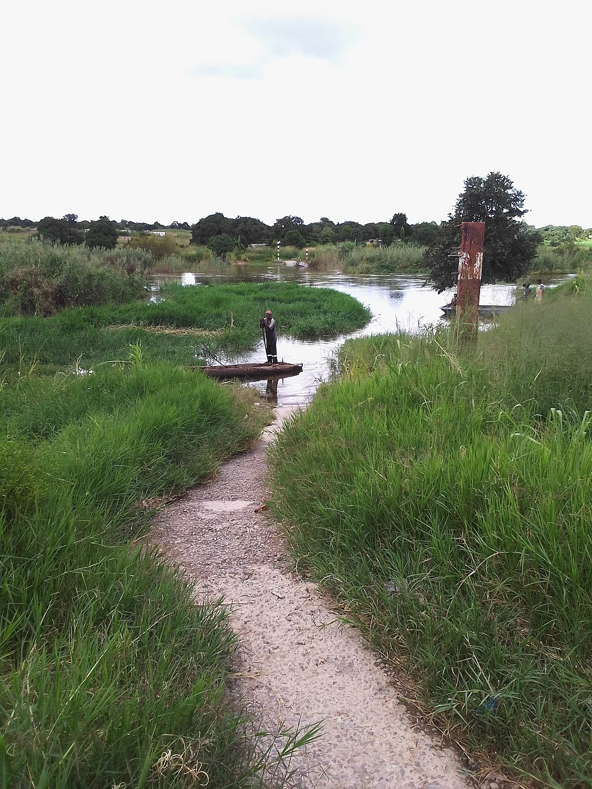 Mann im Kanu auf dem Kafue-Fluss