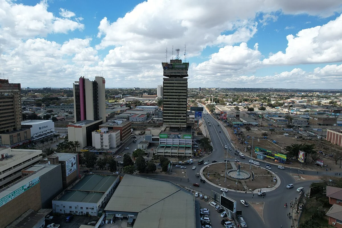 Kreisverkehr Kafue Roundabout mit der Skyline von Lusaka