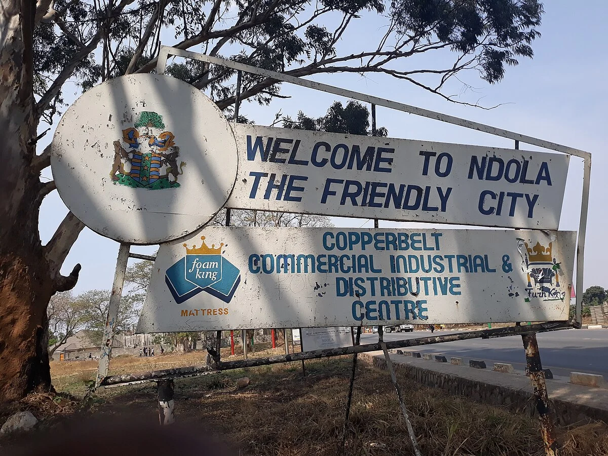 Ortsschild: Ndola, „The Friendly City“