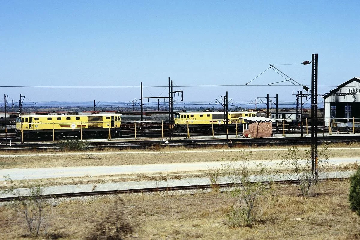 Zwei Eloks im Lokomotivdepot Gweru