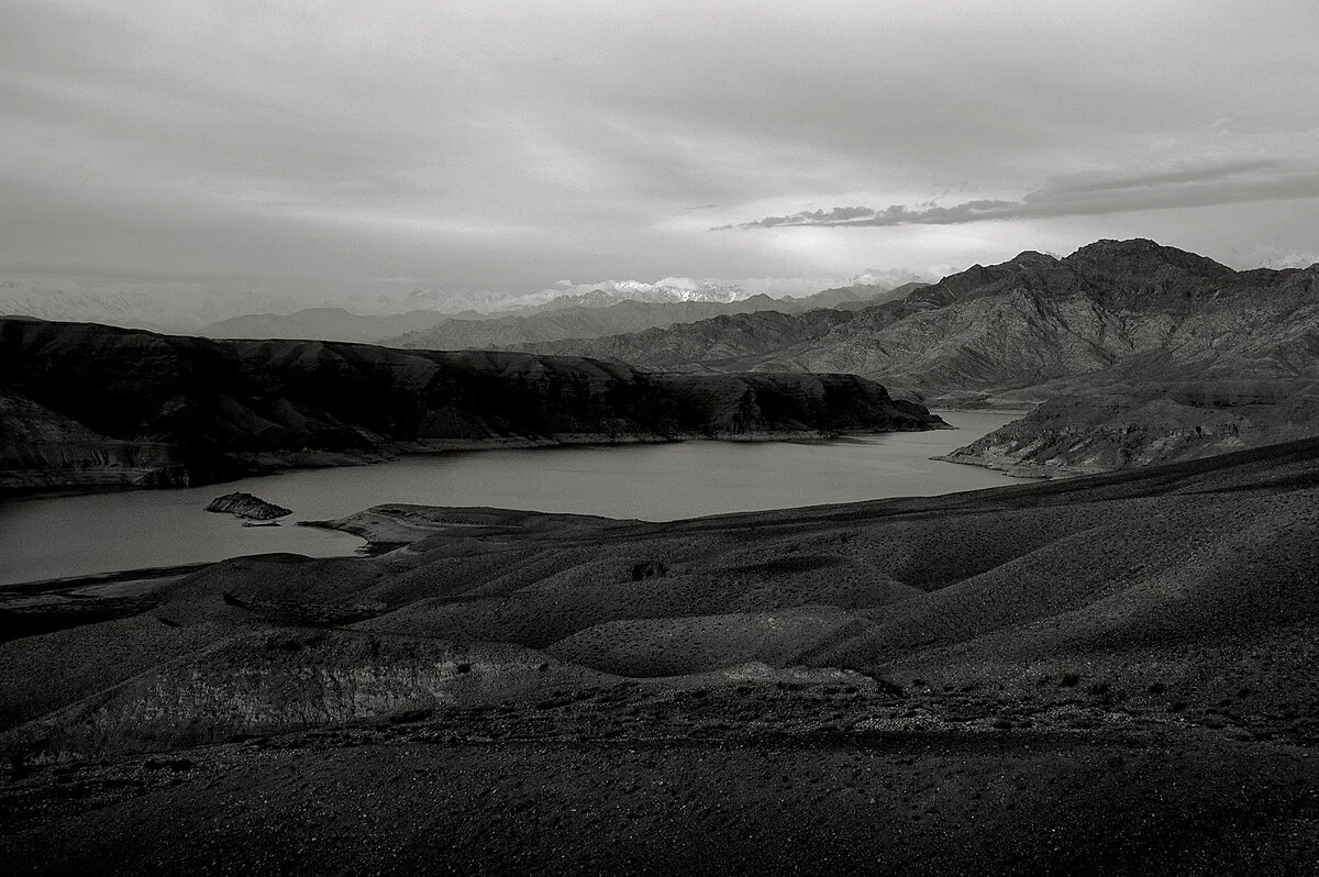Naghlu-Stausee vor dem Hindukusch