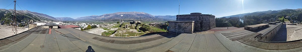 Blick über die Dächer auf die Burg von Gjirokastra