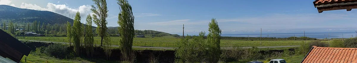 Das Dorf Tsapatagh am Ufer des Sewansees