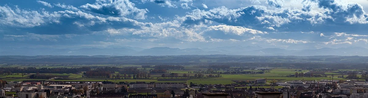 Blick über die Stadt Perg mit den weiten Ebenen des Machlands in Richtung Donau