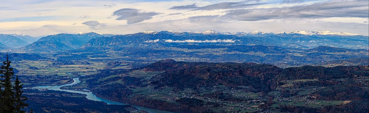 Panorama der Nockberge, im Vordergrund Drautal und Sattnitz.