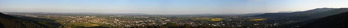 Blick auf das Wiener Becken von der Theresienwarte