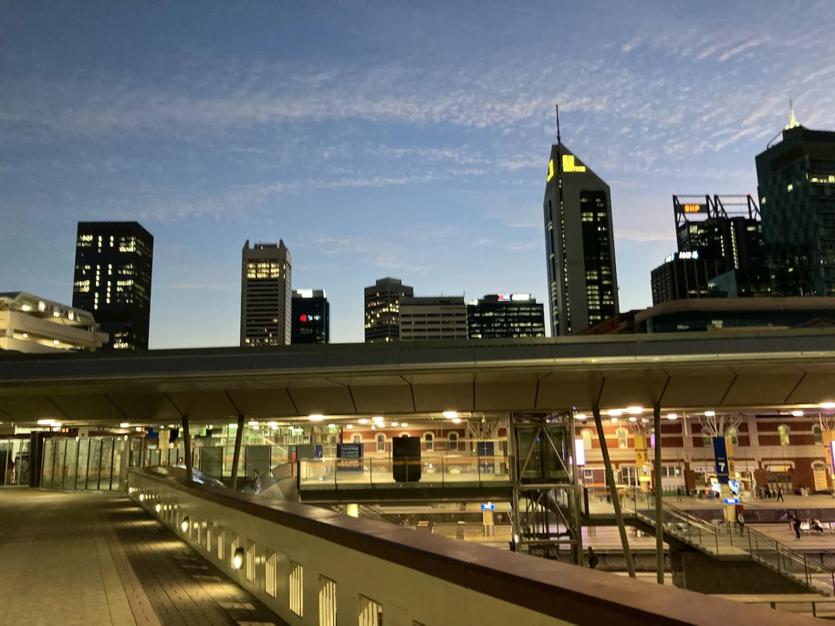 Die Skyline von Perth, gesehen vom Bahnhof