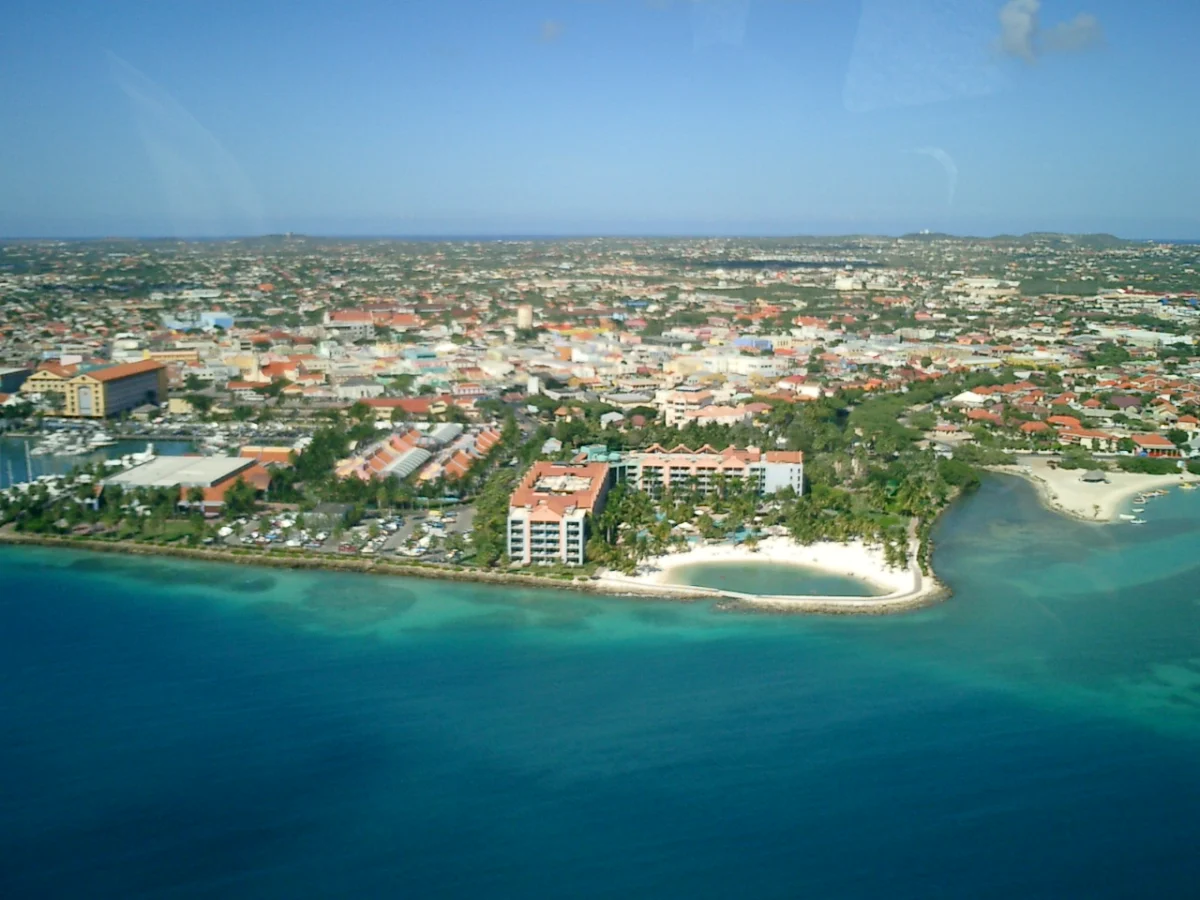 Das Einkaufszentrum Seaport Village in Oranjestad