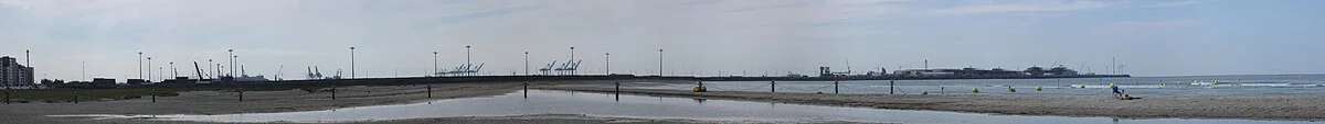 Hafendamm von Zeebrügge, gesehen vom Strand in Heist