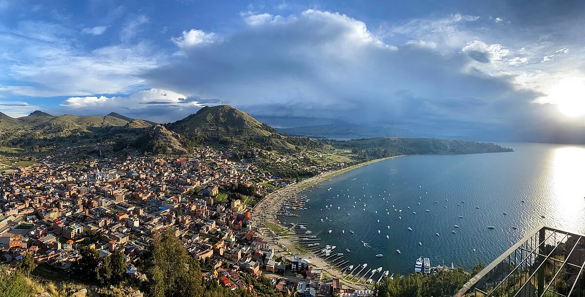 Copacabana und der Titicacasee, gesehen vom El Calvario