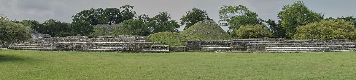 Plaza B der Maya-Stätte Altun Ha