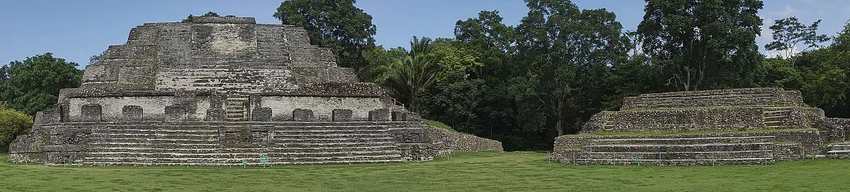 Plaza B der Maya-Stätte Altun Ha mit dem Sonnengott-Tempel