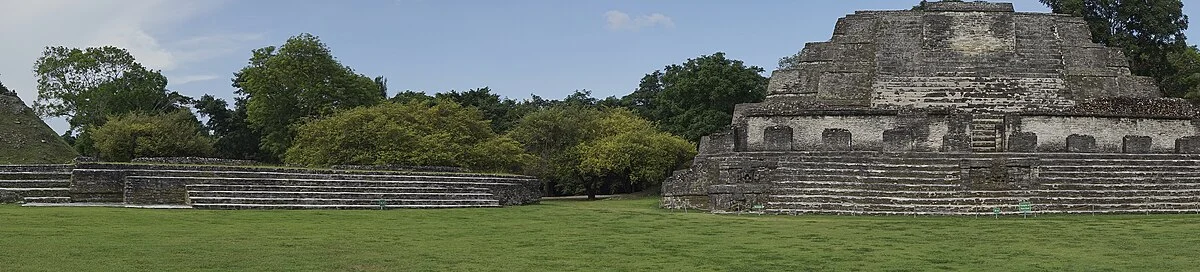 Plaza B der Maya-Stätte Altun Ha mit dem Sonnengott-Tempel