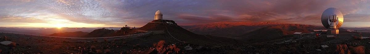 Wolkenstimmung über der Sternwarte La Silla in der Atacama