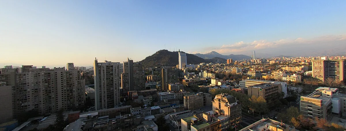 Skyline von Santiago de Chile mit dem Cerro San Cristóbal