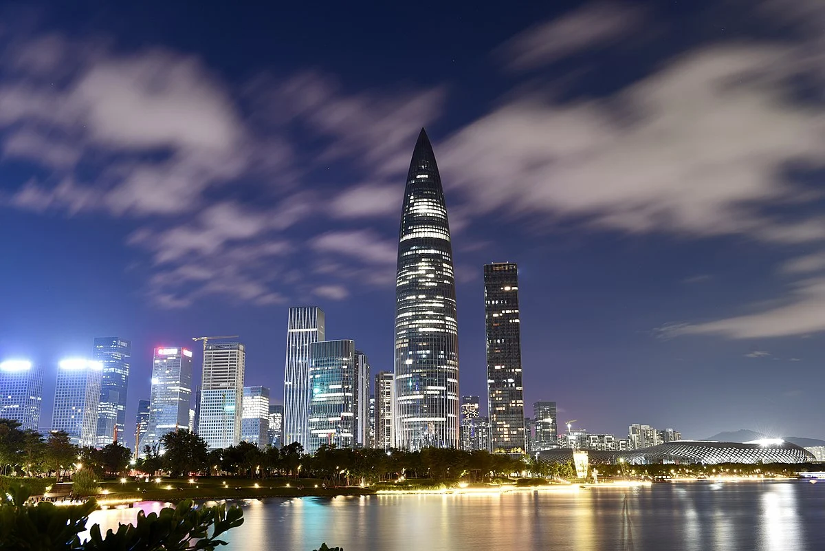 Der China Resources Tower, gesehen von der Shenzhen-Bucht