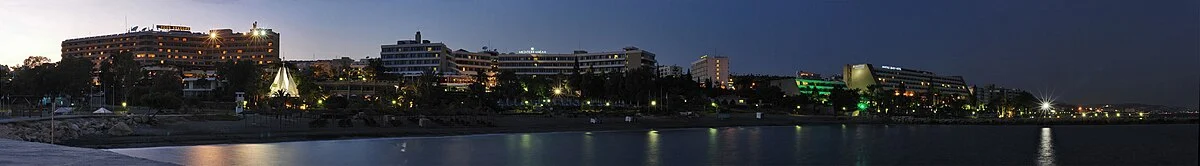 Das Touristenviertel von Limassol bei Nacht