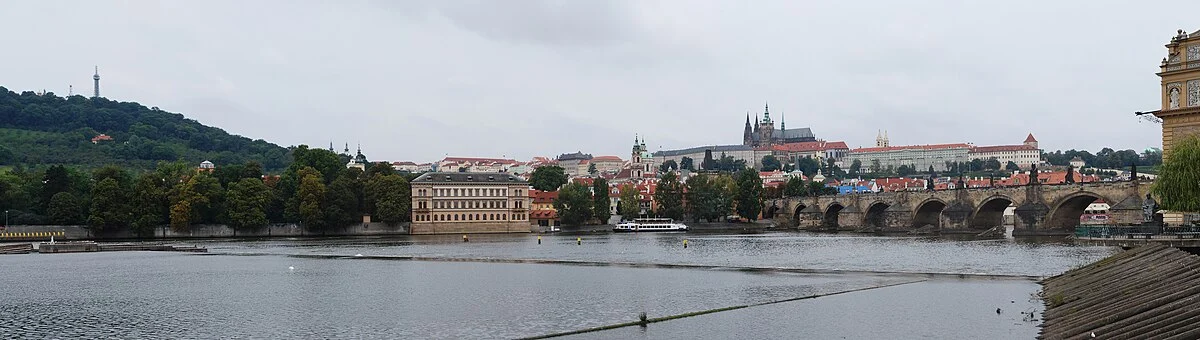 Panorama von Prager Burg, Karlsbrücke und Umgebung.