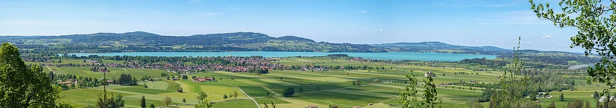 Blick über das Allgäu zum Forggensee bei Schloss Neuschwanstein