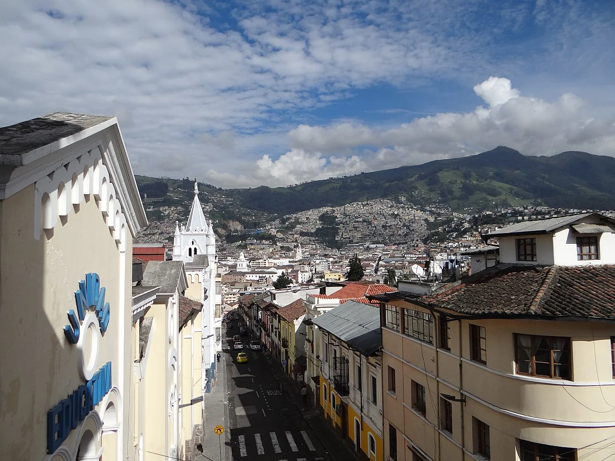 Blick vom Glockenturm der Kirche María Auxiliadora über Quito