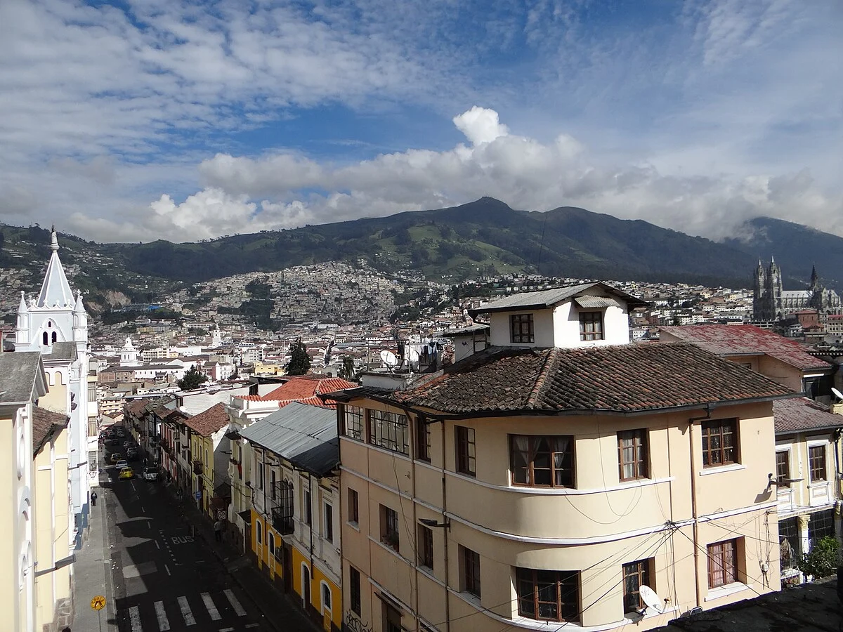 Blick vom Glockenturm der Kirche María Auxiliadora auf Quito und den Vulkan Pichincha