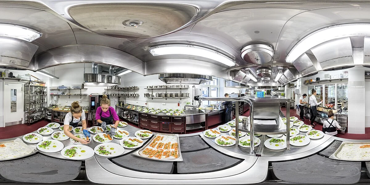 360°-Ansicht einer Lehrküche im Kehtna Vocational Education Centre in Kehtna, Estland.
