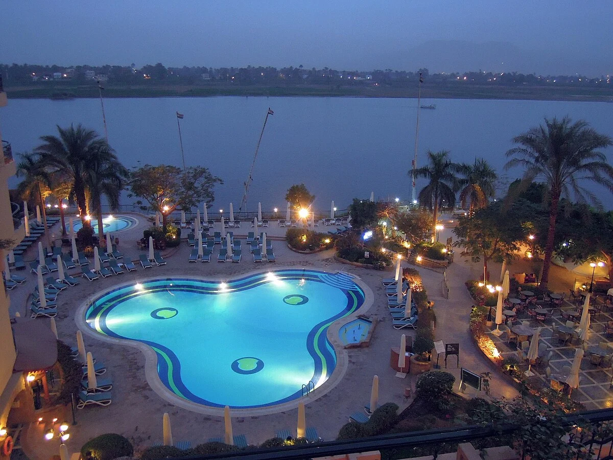 Nilufer bei Luxor zur blauen Stunde
