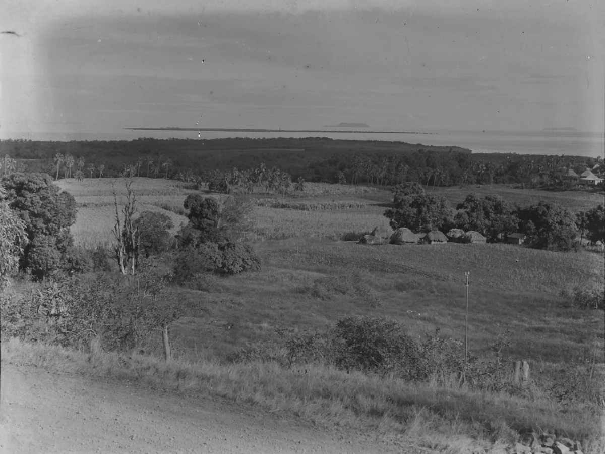 Landschaft mit Bure-Hütten und Zuckerrohrfeldern