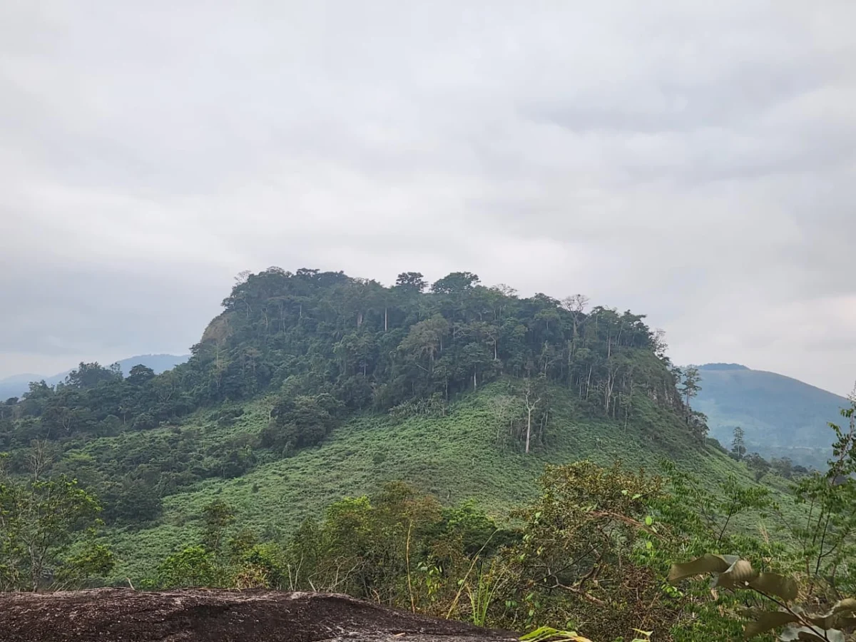 Der Mont Boudinga bei Moanda