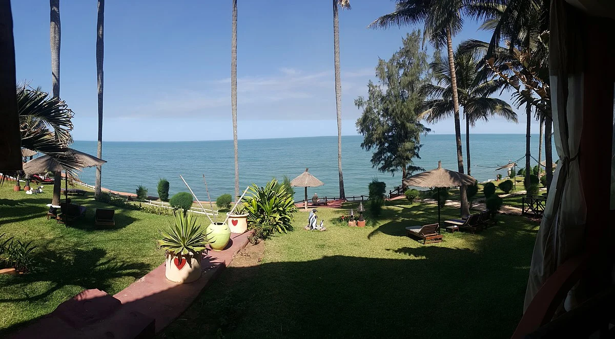 Blick über den Atlantik von einem Strandresort in Bakau