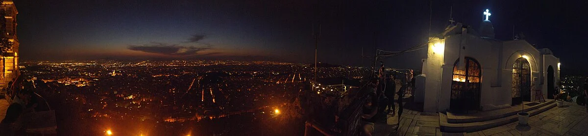 Der Lykabettus in Athen bei Nacht