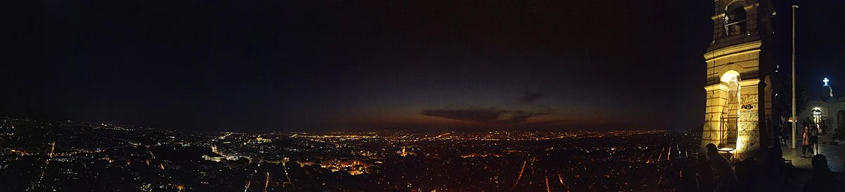 Der Lykabettus in Athen bei Nacht