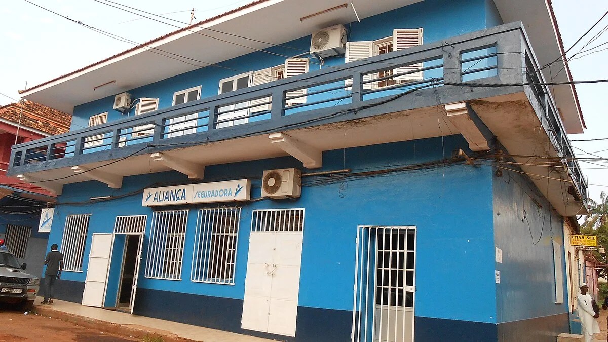 Agentur der Versicherungsgesellschaft Aliança in der historischen Altstadt von Bissau.