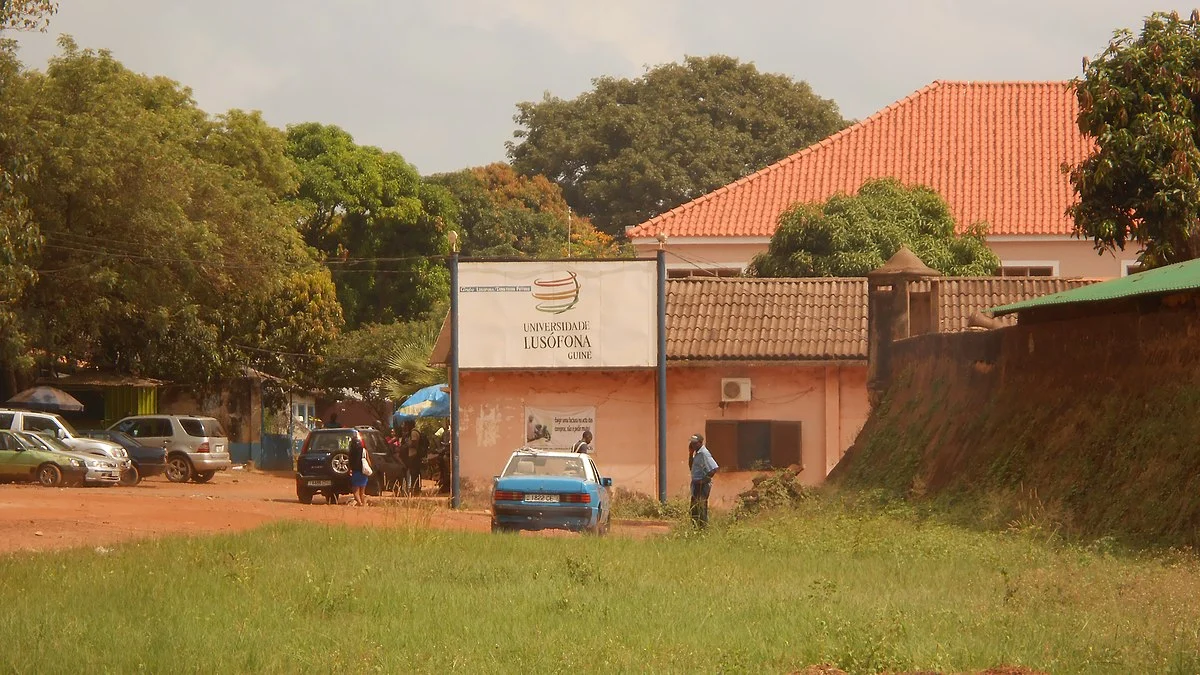 Eingangsbereich zur Universidade Lusófona in Bissau, neben der Fortaleza de São José da Amura (rechts im Bild) gelegen, heute Hauptquartier…