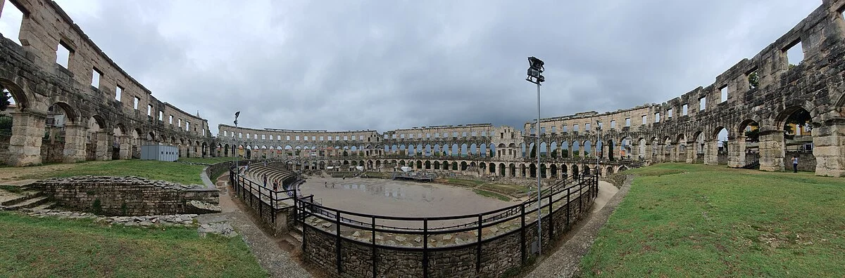 Panorama-Aufnahme des Amphitheaters von Pula
