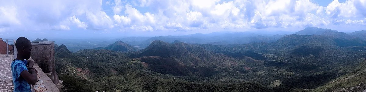 Blick von der Zitadelle Laferrière auf das Schutzgebiet Three Bays