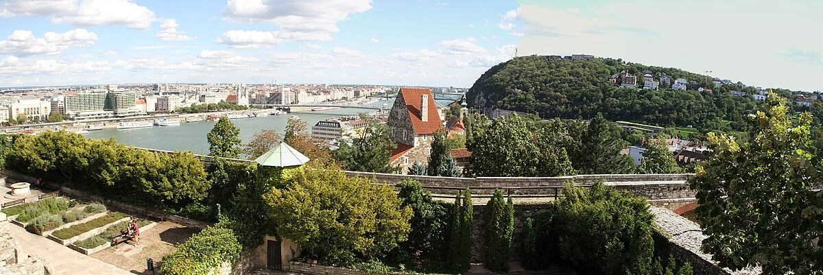 Pest, die Donau und der Gellértberg in Budapest