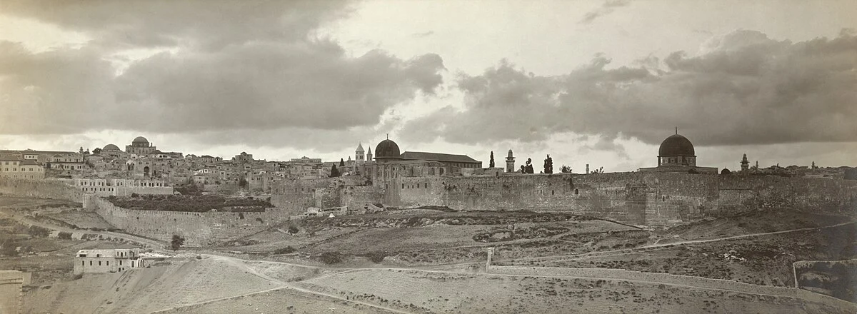 Jerusalem von Südosten mit Stadtmauer, Felsendom und Al-Aqsa-Moschee